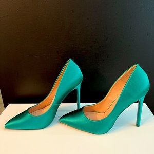 Emerald Classic Satin Pump